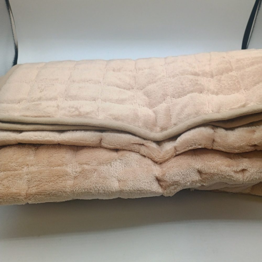 New Aucrovee Velvet Washable Non-Slip Sectional Couch Cover for Pets - Khaki 36x94 Retail $36.00
